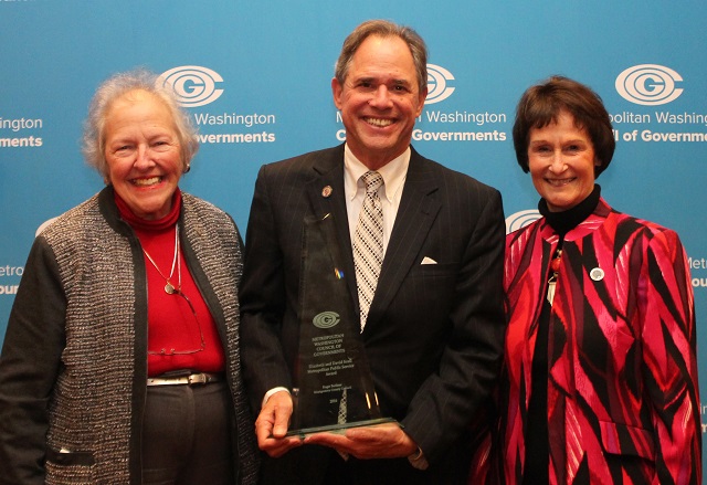 Roger Berliner accepts the Scull Award