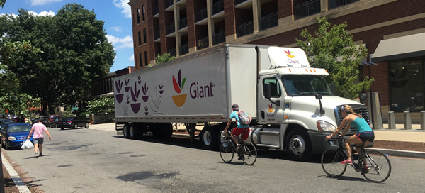 Giant_delivery_Schermann-edited-600