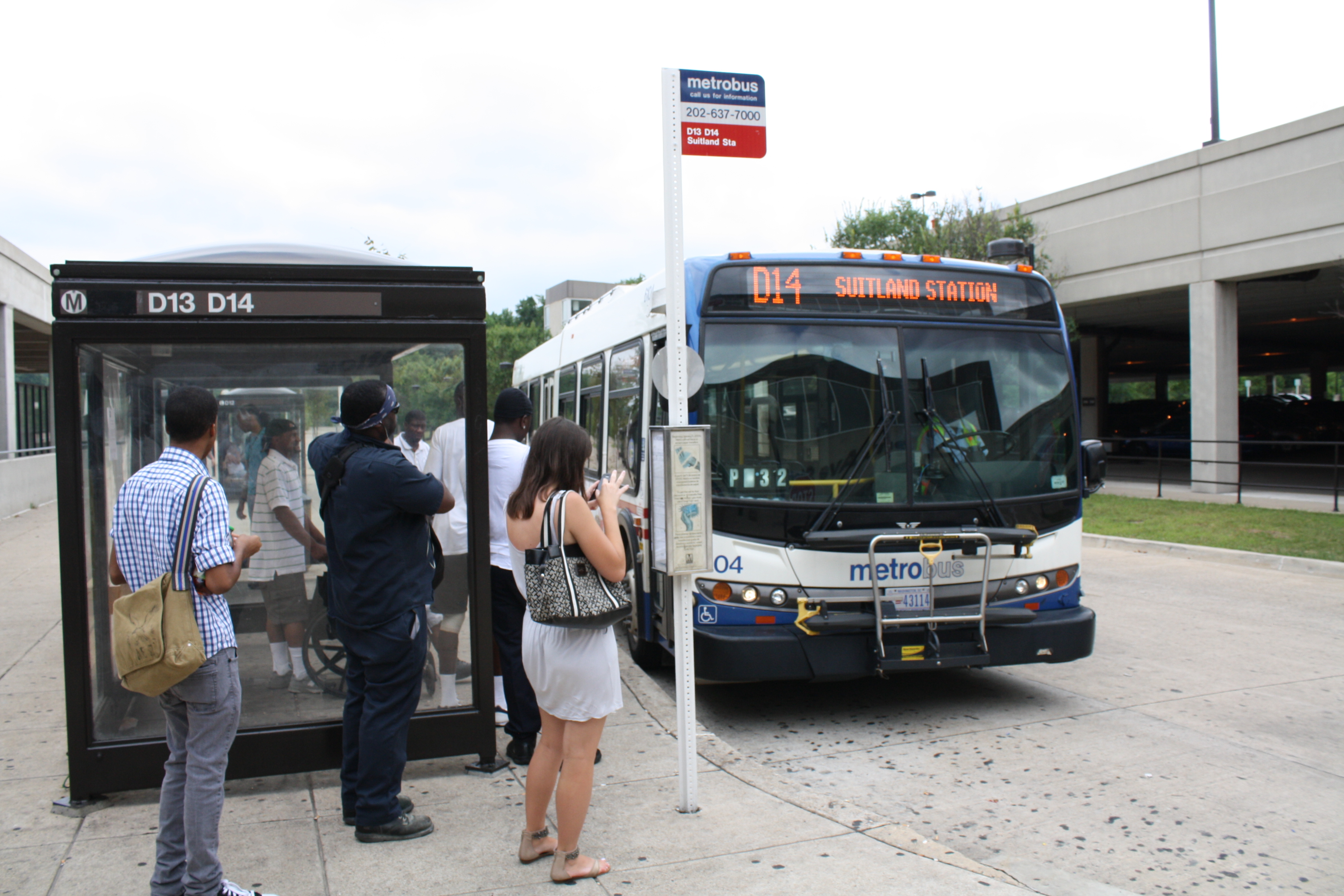 Metrobus_and_people_-_Elvert_Barnes